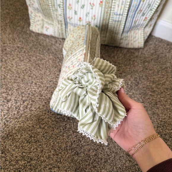 No Boundaries Quilted Tote & Pouch - Picture 4 of 8